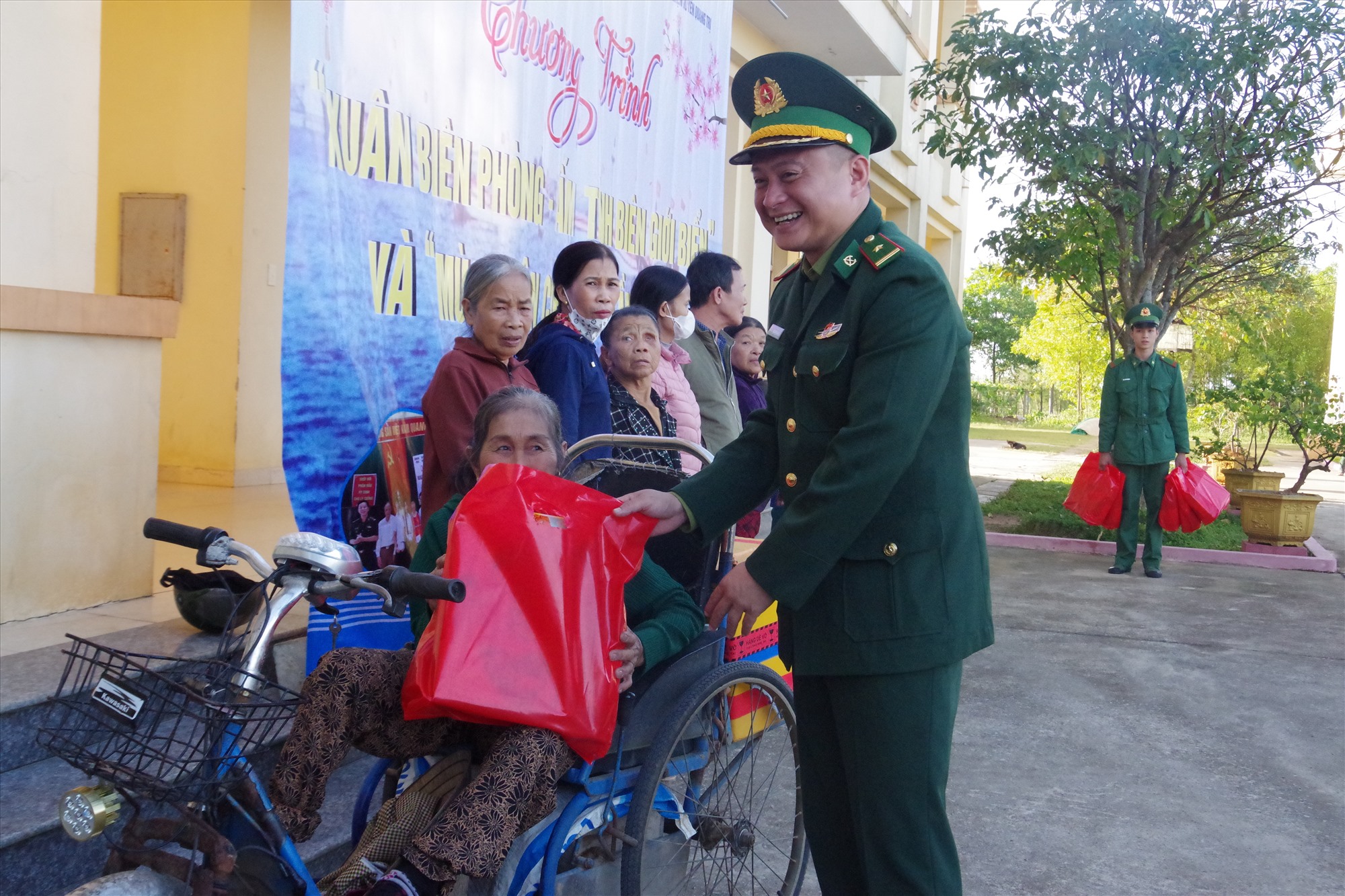 Đồng chí Thiếu tá Nguyễn Xuân Vũ - Đồn trưởng cùng Hội từ thiện Thiện Duyên tỉnh Quảng Trị tặng quà cho cá hộ gia đình chính sách, người nghèo trên địa bàn.