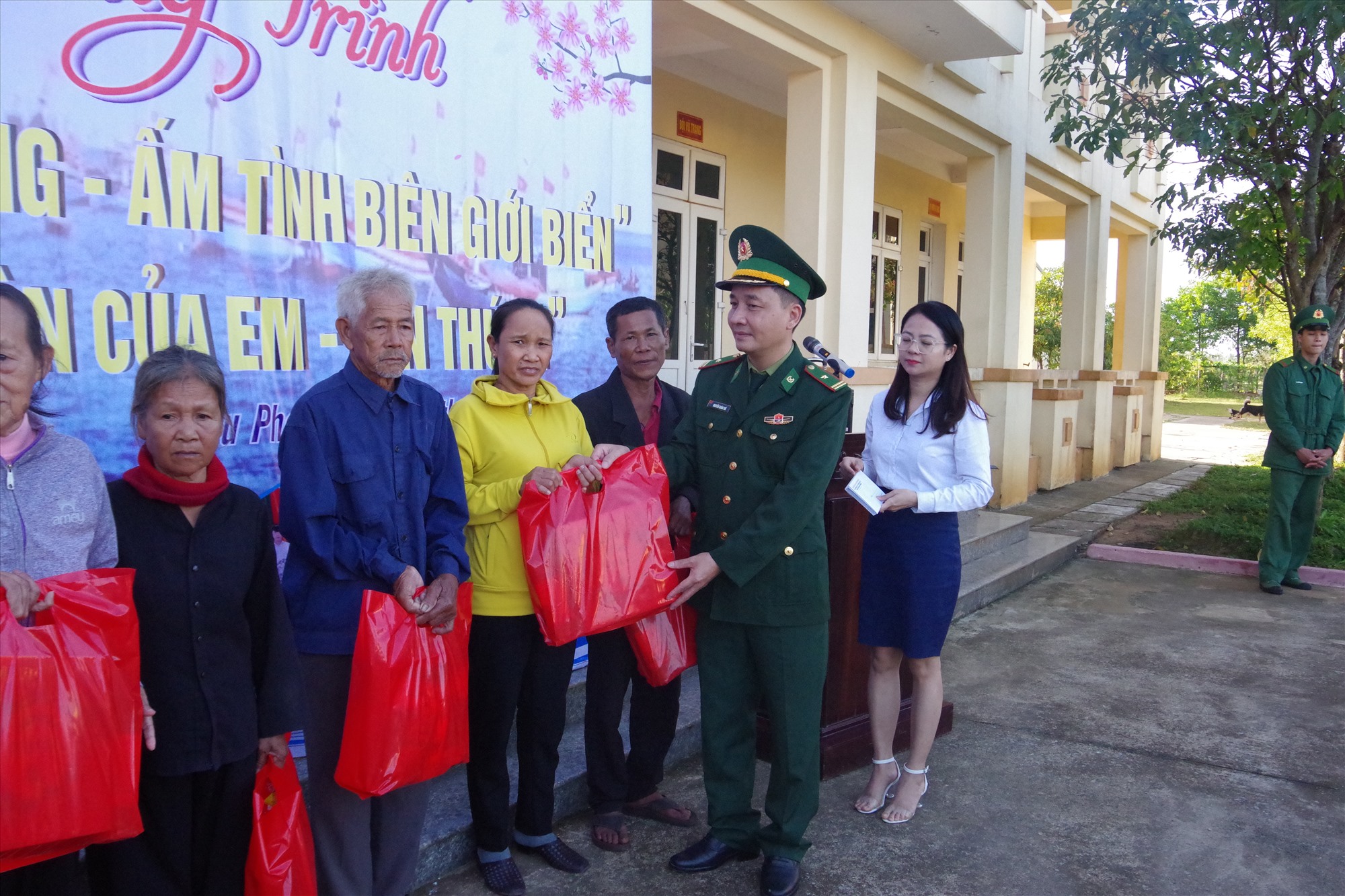 Đồng chí Thiếu tá Nguyễn Xuân Thế - Chính trị viên phó đồn cùng Hội từ thiện Thiện Duyên tỉnh Quảng Trị tặng quà cho cá hộ gia đình chính sách, người nghèo trên địa bàn.