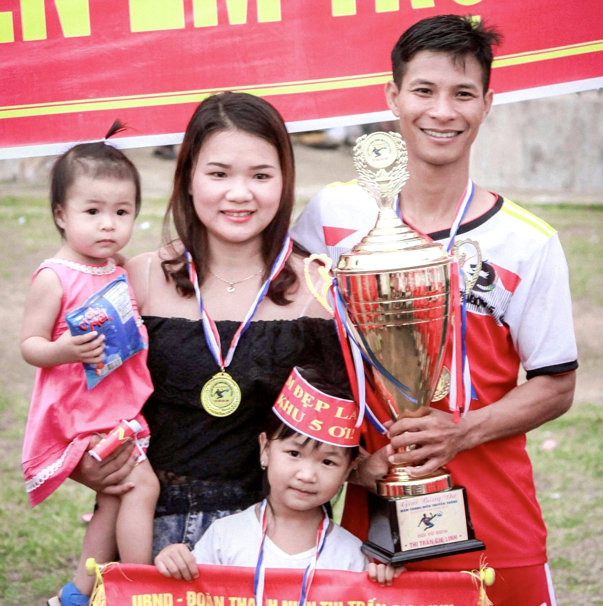 Phong Phú chung niềm vui chiến thắng cùng với gia đình - Ảnh: D.C