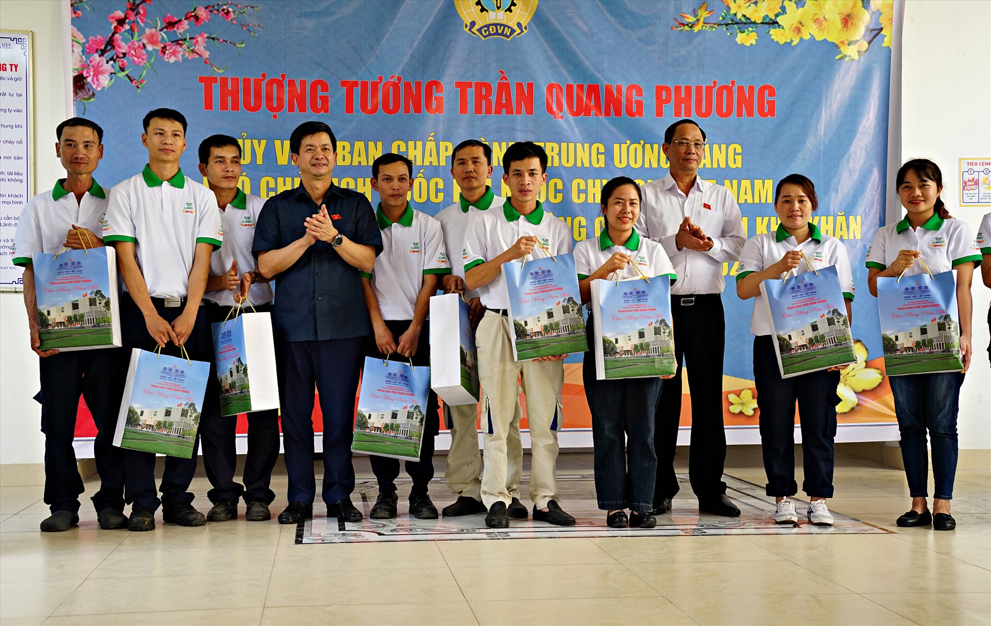 Phó Chủ tịch Quốc hội Trần Quang Phương và Bí thư Tỉnh ủy Lê Quang Tùng tặng quà cho công nhân, người lao động có hoàn cảnh khó khăn - Ảnh: L.A