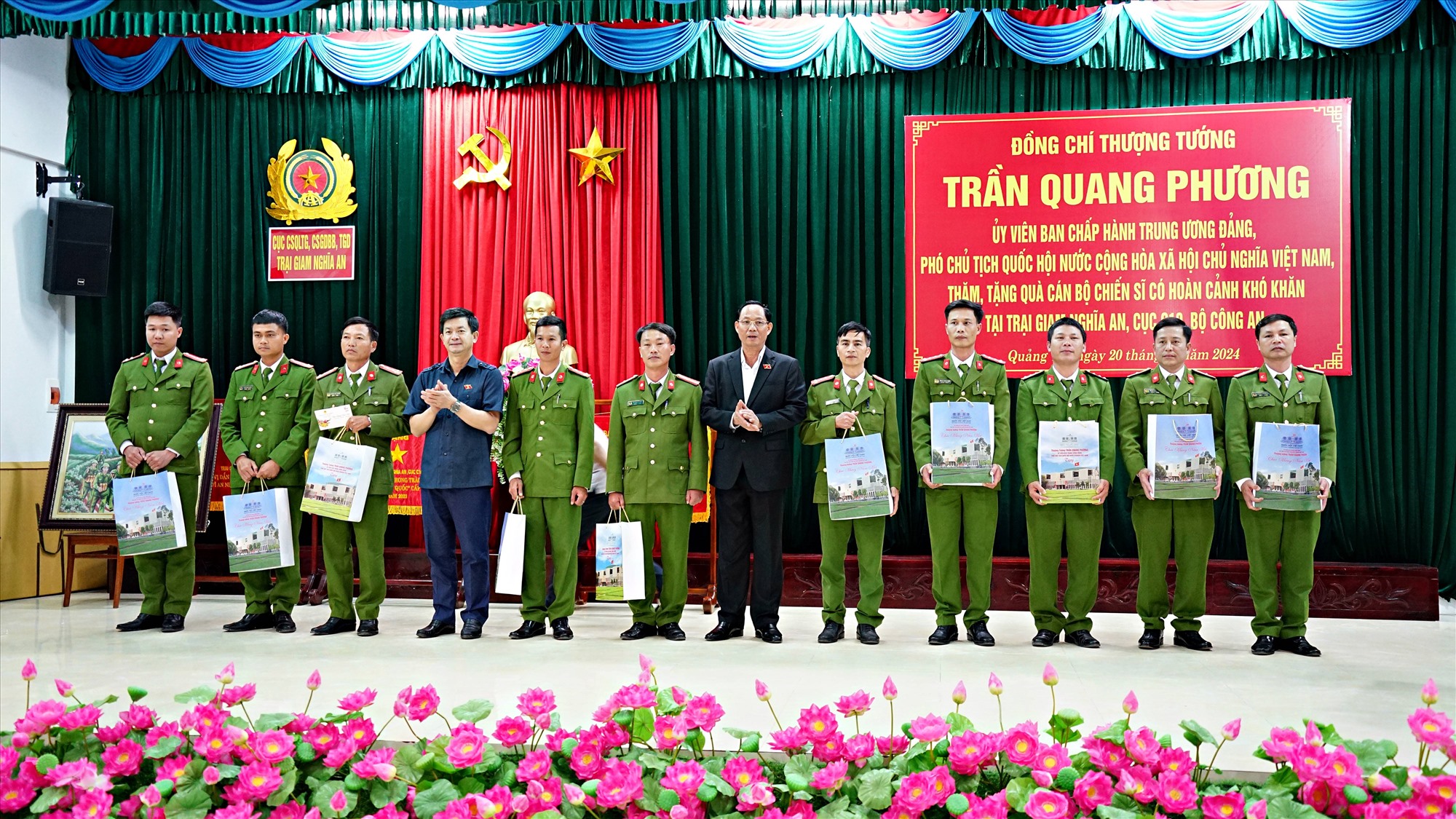 Phó Chủ tịch Quốc hội Trần Quang Phương và Bí thư Tỉnh ủy Lê Quang Tùng tặng quà cho cán bộ, chiến sĩ có hoàn cảnh khó khăn tại Trại giam Nghĩa An - Ảnh: L.A