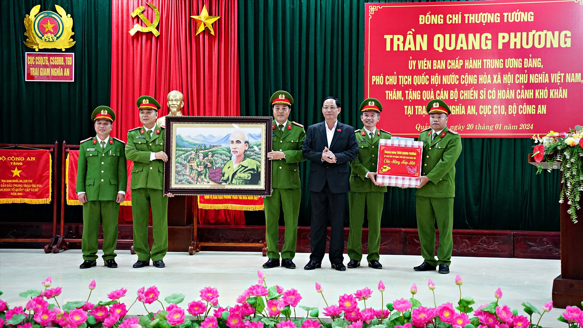 Phó Chủ tịch Quốc hội Trần Quang Phương tặng quà cho Trại giam Nghĩa An - Ảnh: L.A
