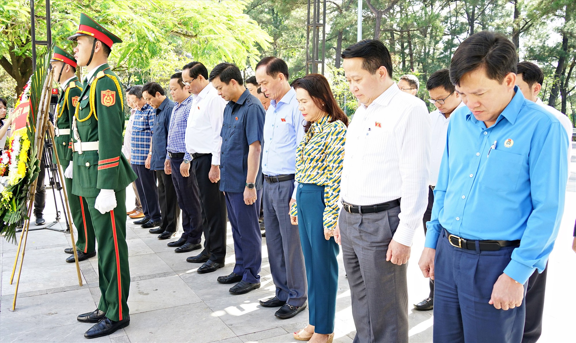 Phó Chủ tịch Quốc hội Trần Quang Phương và đoàn công tác viếng, đặt vòng hoa và dâng hương tưởng niệm các anh hùng liệt sĩ tại Nghĩa trang liệt sĩ Quốc gia Trường Sơn - Ảnh: L.A