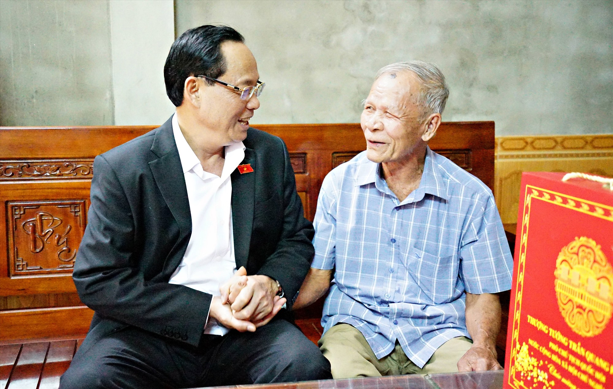 Phó Chủ tịch Quốc hội Trần Quang Phương thăm hỏi, chúc Tết ông Hoàng Kim Cư, 80 tuổi, thương binh hạng 3/4 ở xã Cam Chính - Ảnh: L.A