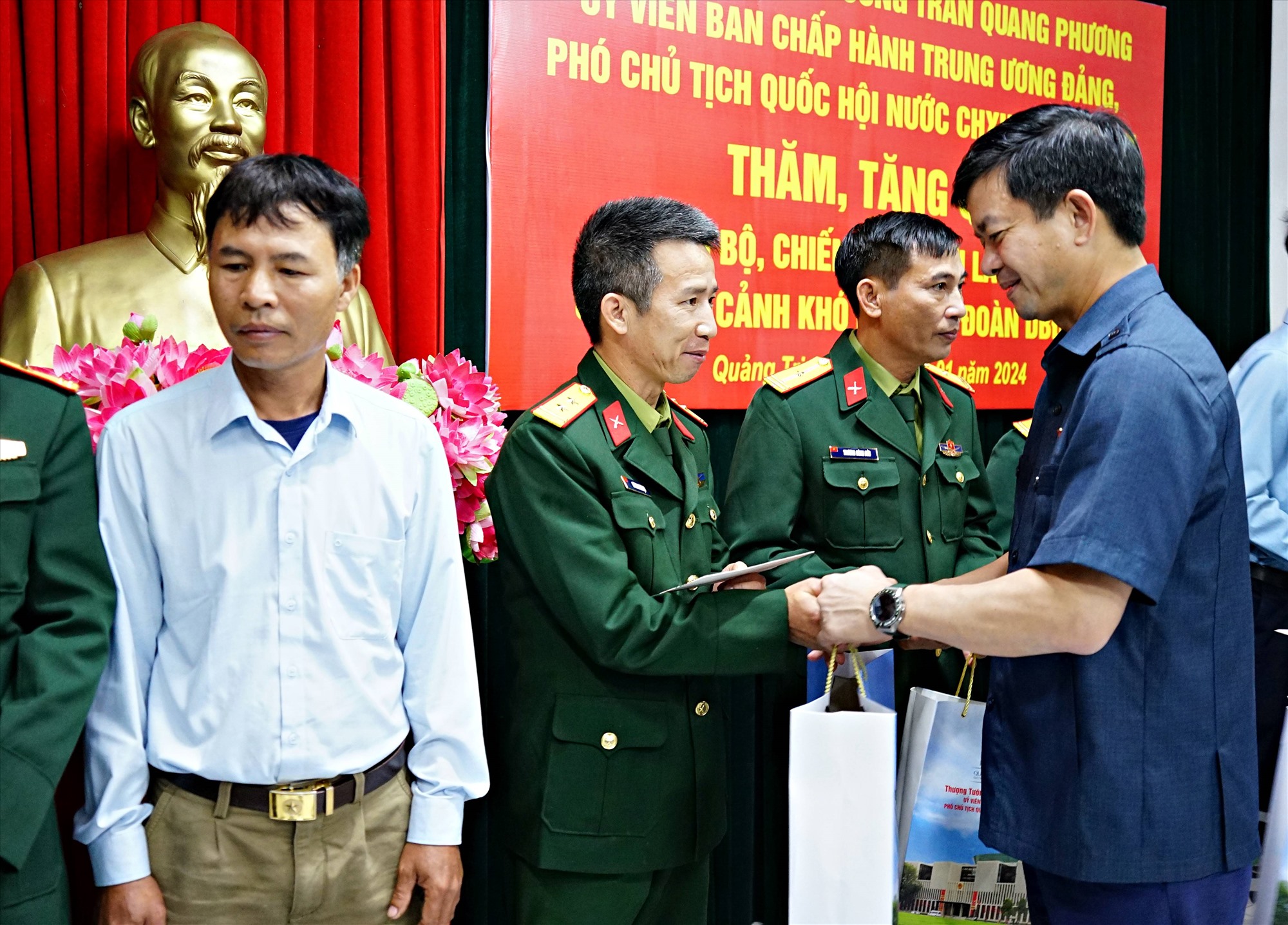 Bí thư Tỉnh ủy Lê Quang Tùng tặng quà cho cán bộ, chiến sĩ, người lao động có hoàn cảnh khó khăn tại Lữ đoàn 384 - Ảnh: L.A