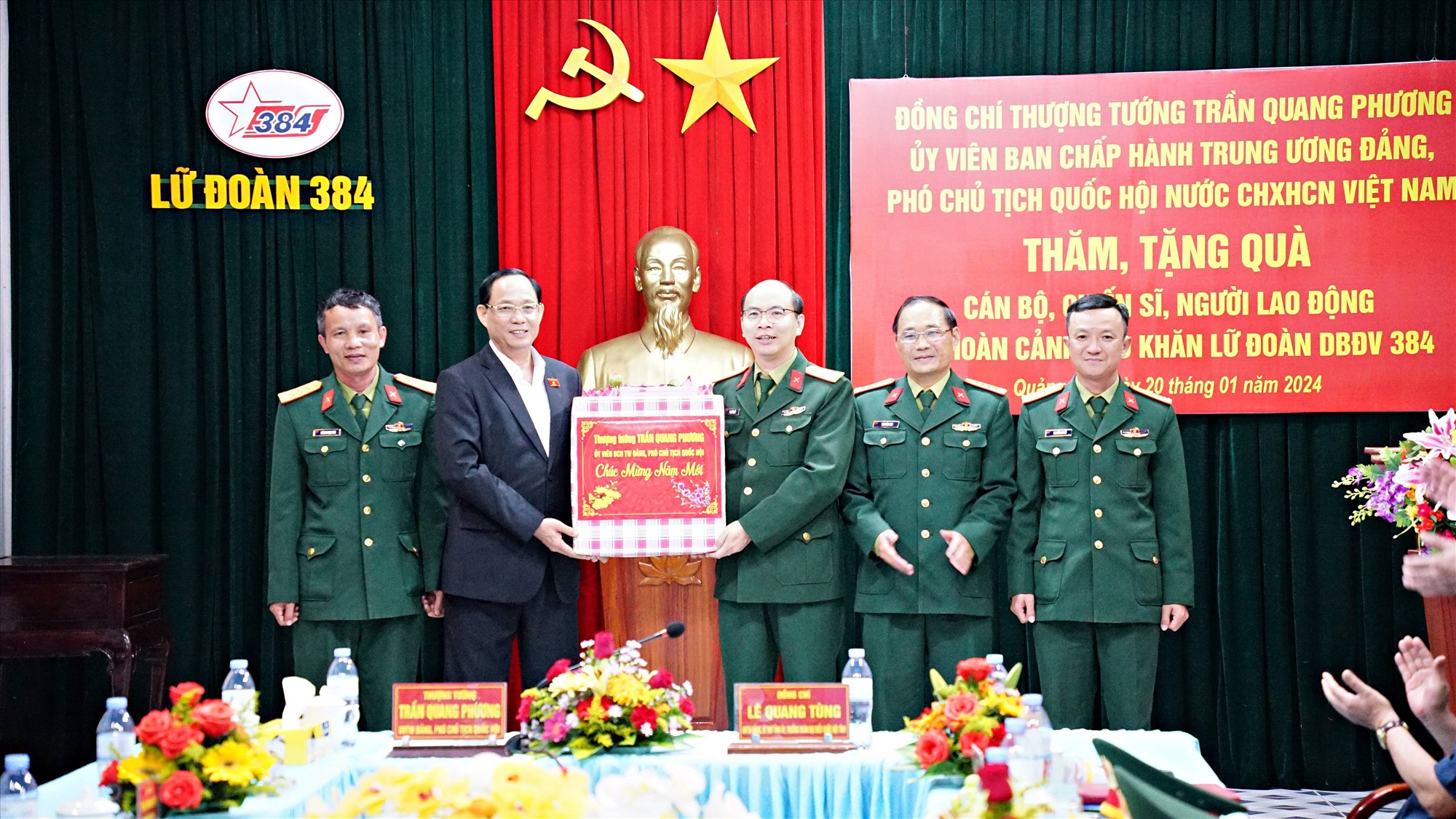 Phó Chủ tịch Quốc hội Trần Quang Phương tặng quà cho Lữ đoàn 384 - Ảnh: L.A
