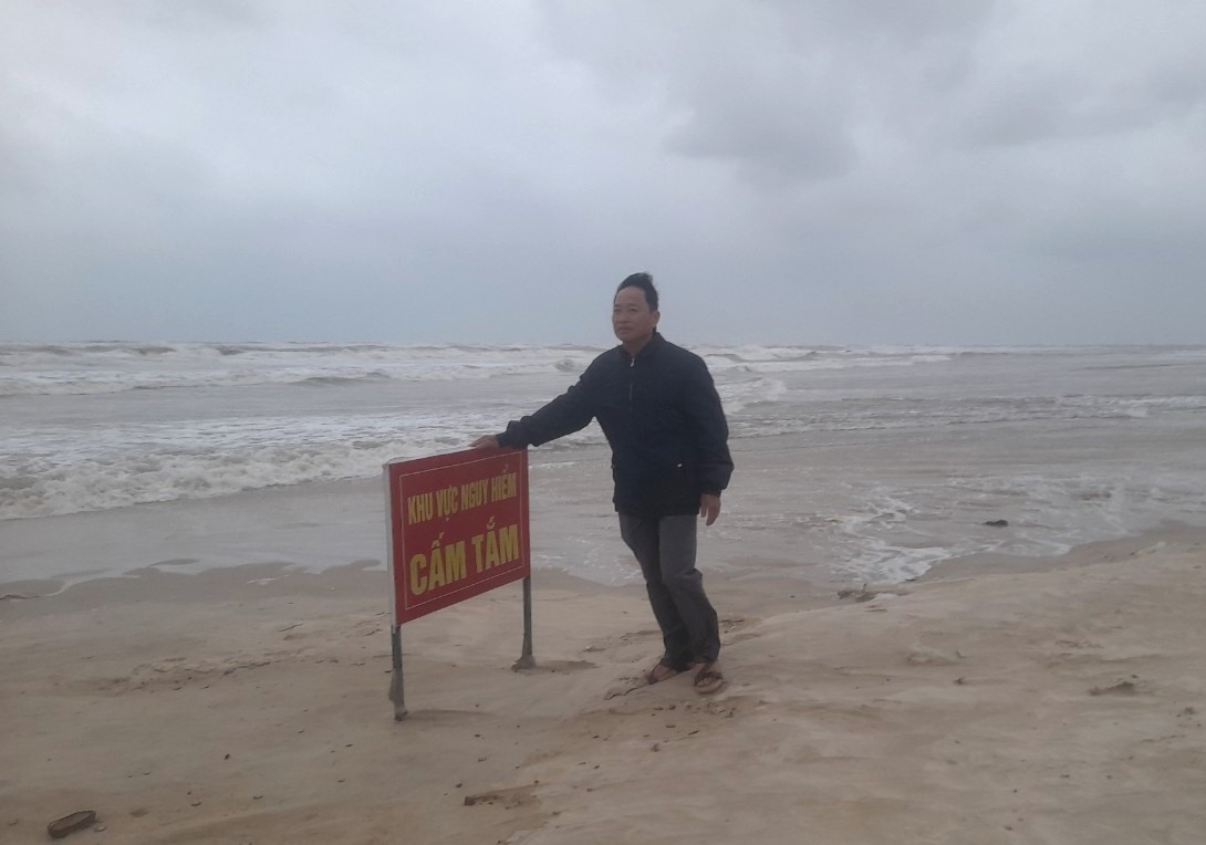 Ở những nơi có dòng hải lưu chảy xiết gần bờ, ông Dàn cùng Tổ bảo vệ và cứu hộ bãi tắm Cửa Việt đều cắm biển báo nguy hiểm để người dân biết - Ảnh: H.A
