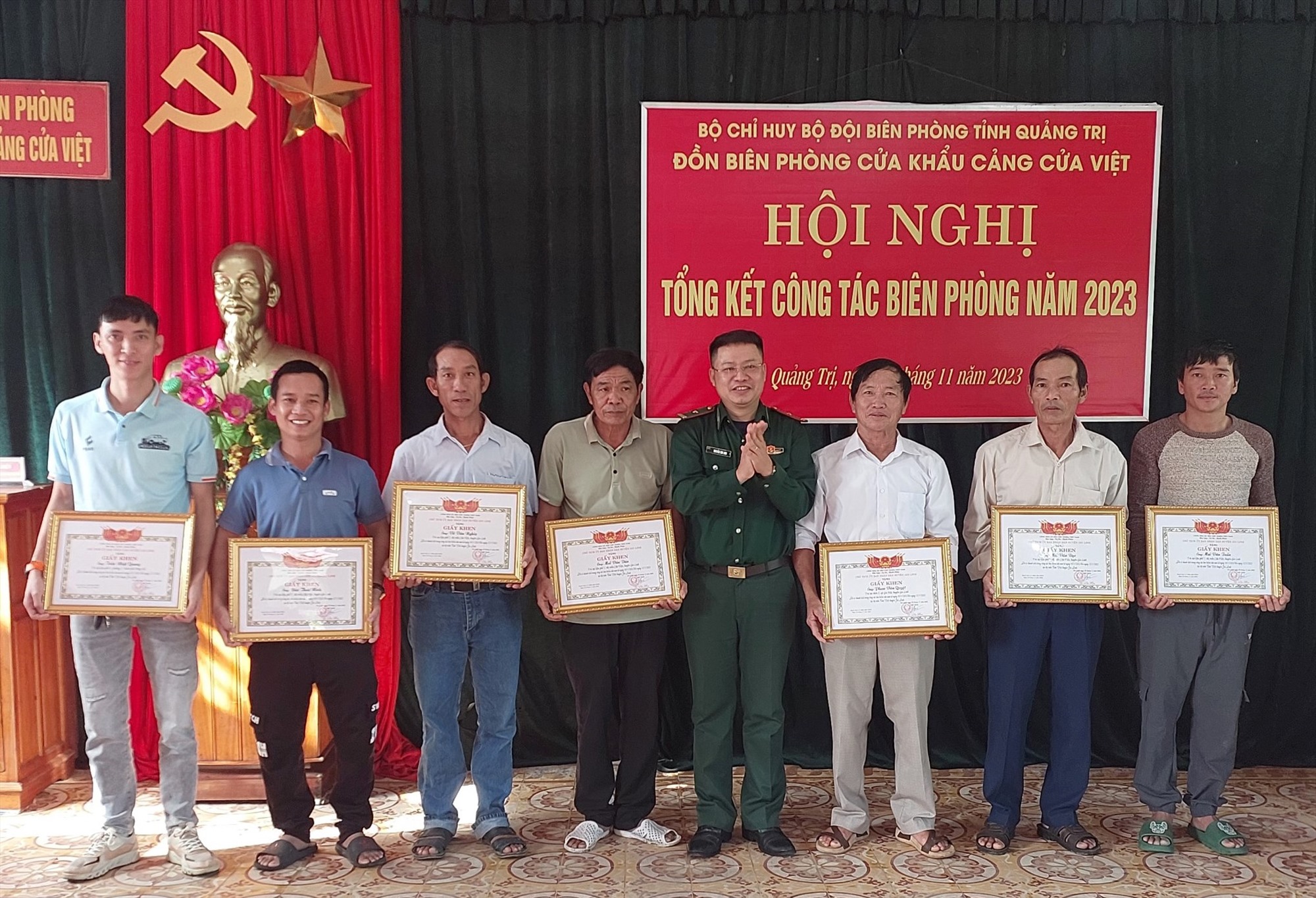 Ngư dân Mai Văn Dàn (thứ 3 từ phải sang) nhận giấy khen của Chủ tịch UBND huyện Gio Linh trao tặng - Ảnh: H.A