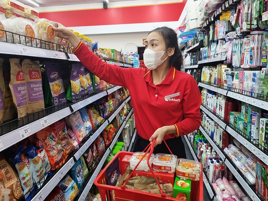 Nhân viên của siêu thị Winmart+ Quảng Trị chuẩn bị hàng được đặt mua trực tuyến để giao tận nhà cho khách hàng - Ảnh: TÚ LINH