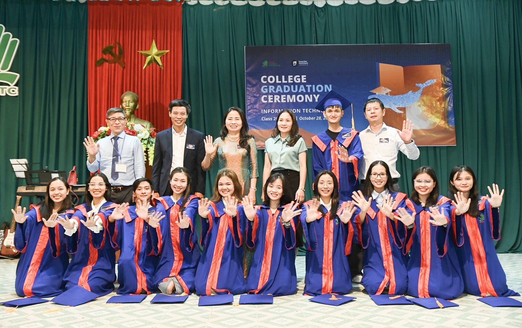 11 sinh viên người Quảng Trị từng được nhận học bổng “Cao đẳng Công nghệ thông tin” từ Tổ chức Passerelles Numériques Viet Nam đã tốt nghiệp và có việc làm ổn định với thu nhập cao - Ảnh: Hội Khuyến học tỉnh cung cấp