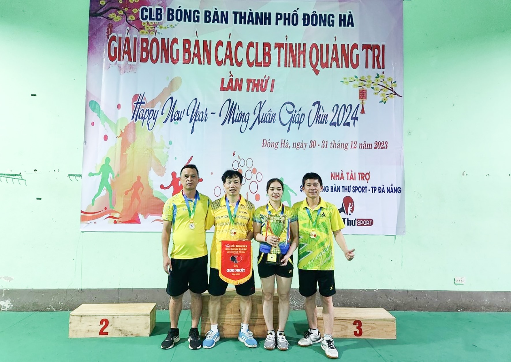 Thầy giáo Lê Văn Thạo (ngoài cùng bên trái) cùng đồng đội nhận giải Nhất tại Giải bóng bàn các CLB tỉnh Quảng Trị lần thứ I - Mừng xuân Giáp Thìn - 2024 - Ảnh: NVCC