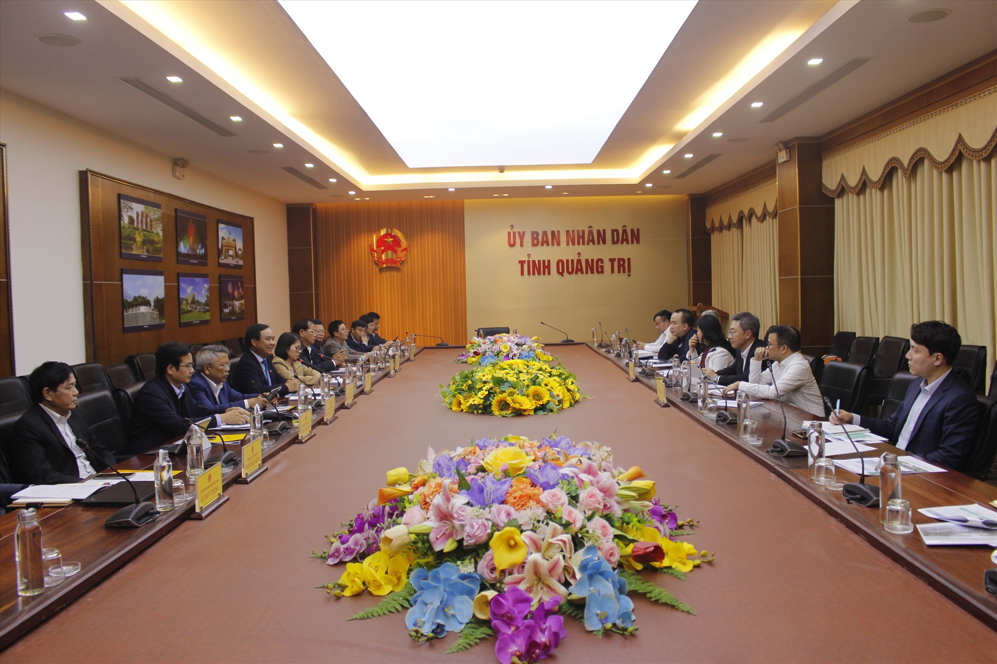 Chủ tịch UBND tỉnh Võ Văn Hưng nghe đại diện liên danh nhà đầu tư trình bày báo cáo đề xuất đầu tư Dự án Nhiệt điện LNG Quảng Trị - Ảnh: H.T