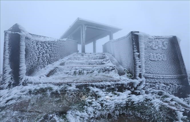 Ngôi nhà cao nhất đỉnh núi Mẫu Sơn phủ đầy băng giá. Ảnh: Anh Tuấn/TTXVN
