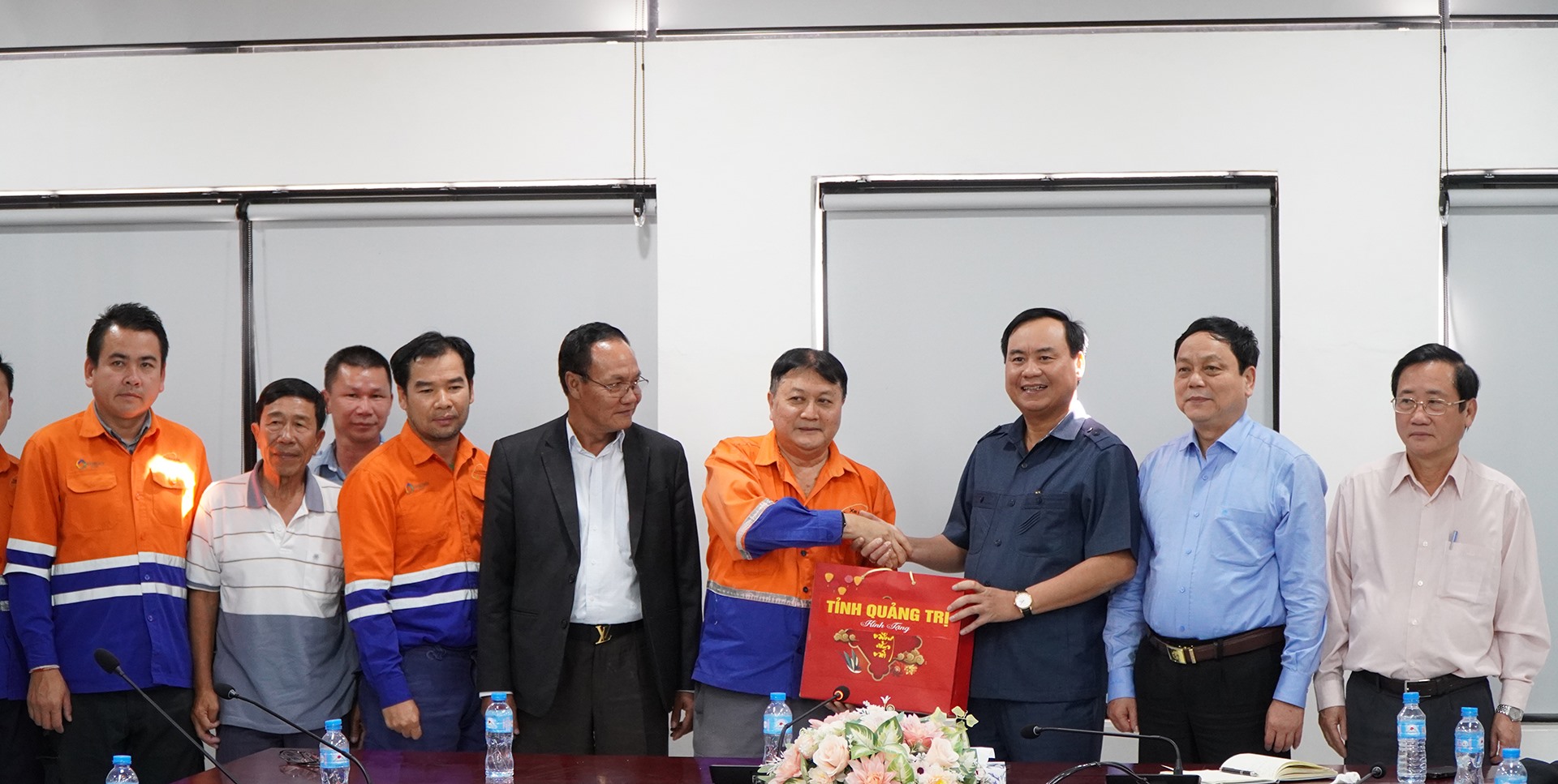 Chủ tịch UBND tỉnh Võ Văn Hưng tặng quà lưu niệm cho đại diện mỏ than Kaleum - Ảnh: L.T