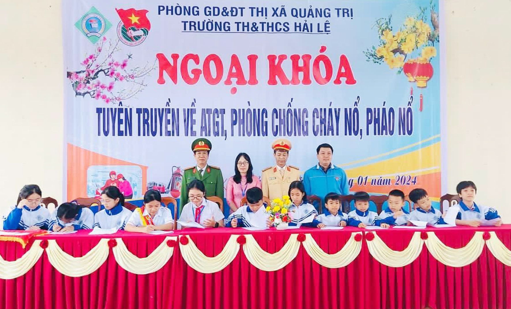 Trường Tiểu học và THCS Hải Lệ, thị xã Quảng Trị ký cam kết tuyên truyền an toàn giao thông, phòng chống cháy nổ, pháo nổ dịp Tết -Ảnh: TÚ LINH