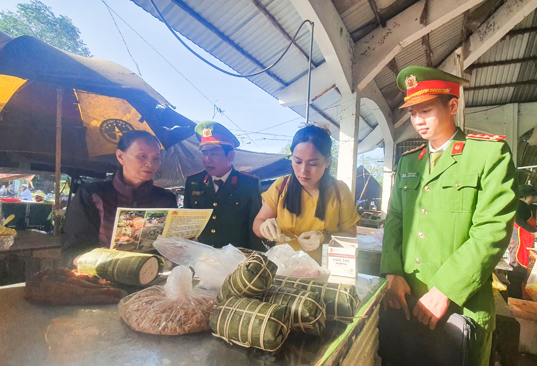 Lực lượng chức năng thực hiện lấy mẫu test nhanh đối với mặt hàng chả được bán tại chợ Cầu, huyện Gio Linh -Ảnh: B.B