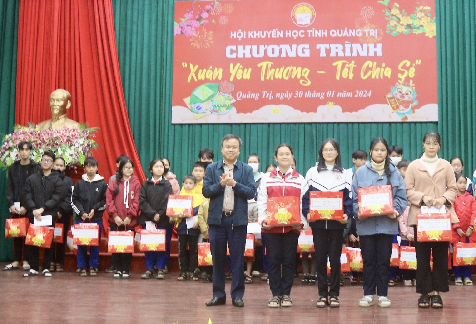Phó Chủ tịch UBND tỉnh Lê Đức Tiến tặng quà Tết cho các em học sinh, sinh viên nghèo hiếu học - Ảnh: N.B