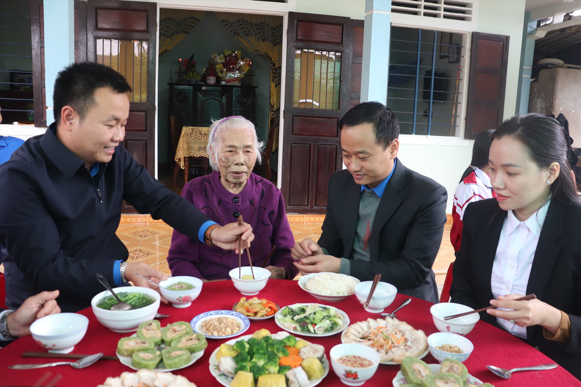 Cán bộ, đoàn viên, thanh niên ăn bữa cơm tất niên ấm áp cùng Mẹ Đào Thị Vui tại xã Hải Thượng, huyện Hải Lăng - Ảnh: T.P