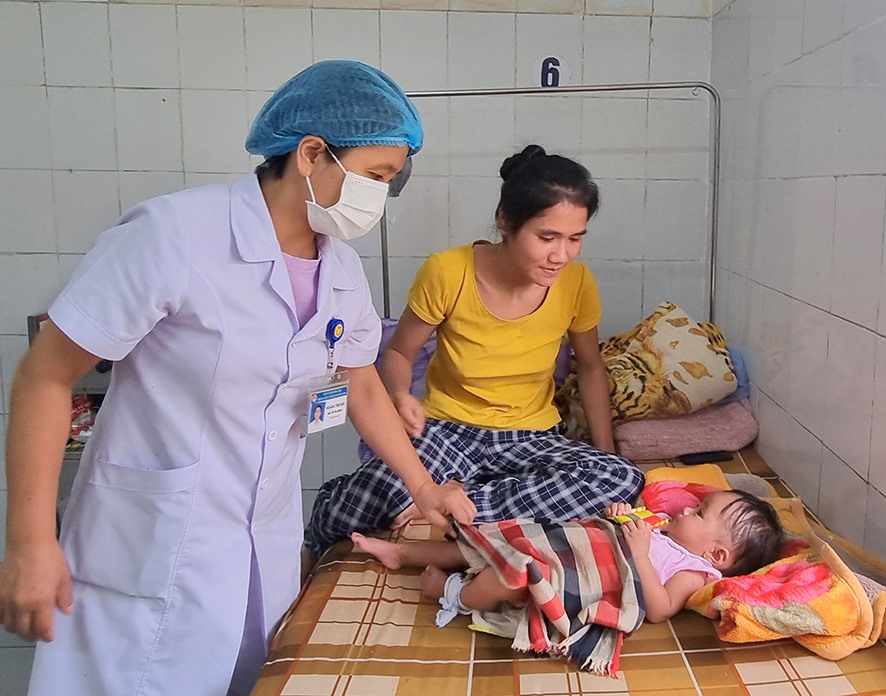 Bác sĩ ở TTYT huyện Hướng Hóa thường xuyên thăm hỏi, động viên bệnh nhân và người nhà bệnh nhân đang điều trị tại đơn vị -Ảnh: M.L