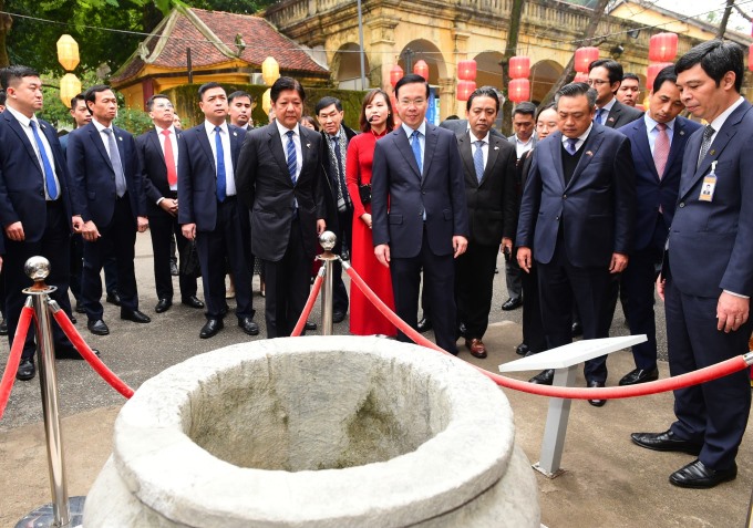 Tổng thống Marcos Jr. nghe giới thiệu về giếng cổ tại Hoàng thành Thăng Long. Ảnh: Báo Giao thông