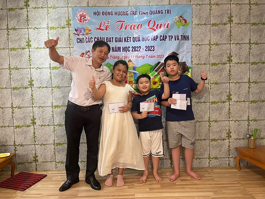 Anh Lê Văn Minh, Trưởng ban Liên lạc Hội đồng hương trẻ Quảng Trị tại tỉnh Khánh Hòa trao quà cho học sinh là con em người Quảng Trị có thành tích trong học tập -Ảnh: VIẾT HẢO