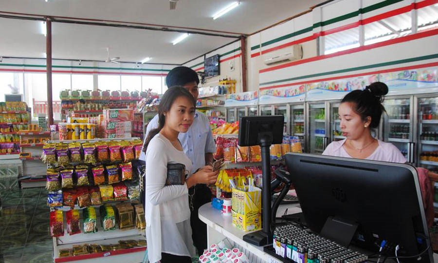 Các ảnh trên: Siêu thị do Tập đoàn HAGL đầu tư xây dựng ở Vientiane; Một số mặt hàng sản xuất từ VN được bày bán trong một siêu thị ở Vientiane và một người Việt bán hàng rong ở TP Luang Phrabang (Lào). Ảnh: Đ.M.P