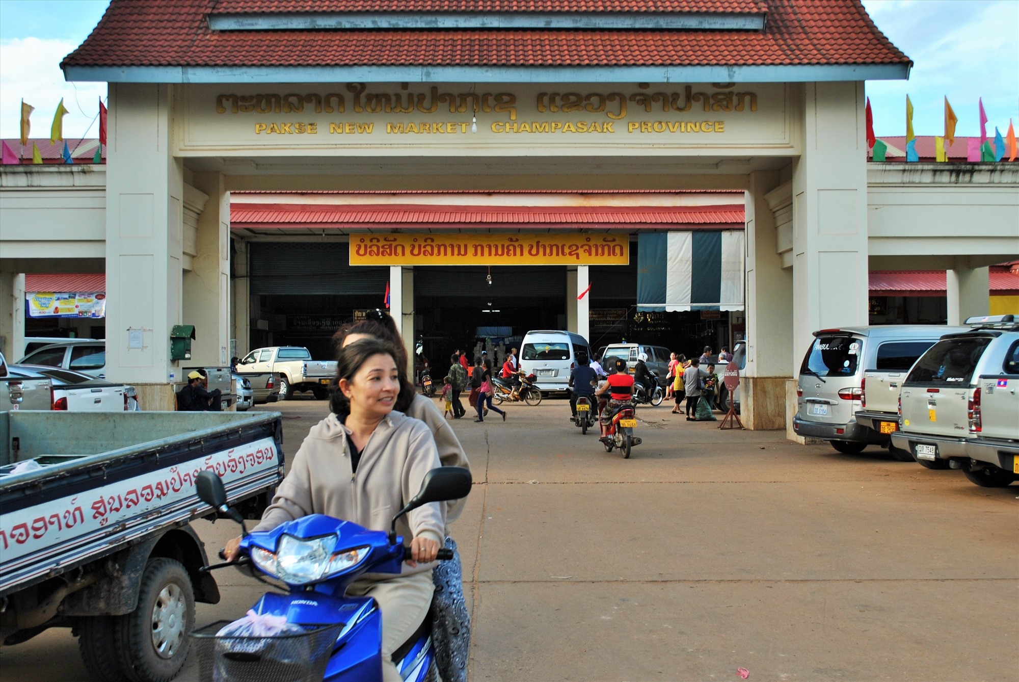 Người Việt Nam kinh doanh dịch vụ ăn uống ở thủ đô Vientiane (Lào). Ảnh: Đ.M.P