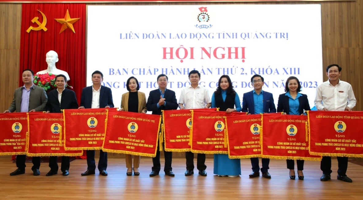 Chủ tịch LĐLĐ tỉnh Nguyễn Thế Lập tặng Cờ thi đua của LĐLĐ tỉnh cho các tập thể - Ảnh: L.N
