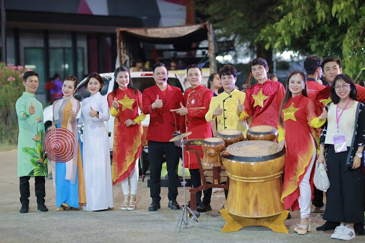 Nghệ sĩ trẻ Hoàng Ngọc Long ( thứ 7, từ trái sang ) cùng các nghệ sĩ, diễn viên Đoàn Nghệ thuật truyền thống tỉnh chụp ảnh lưu niệm trong một buổi lưu diễn - Ảnh: T.L