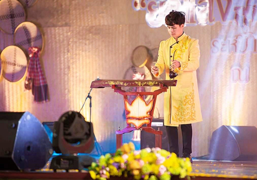 Nghệ sĩ trẻ Hoàng Ngọc Long biểu diễn trên sân khấu nước bạn - Ảnh: T.L