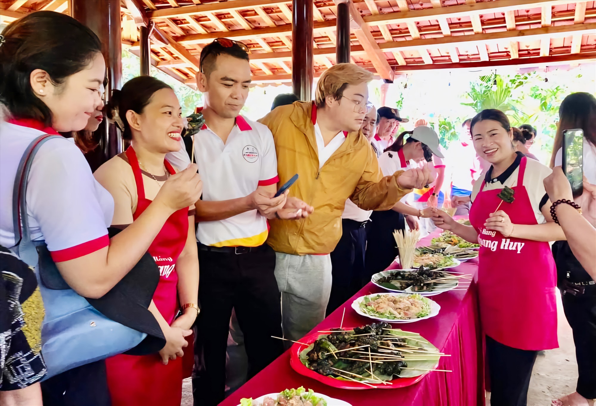 Các nhà làm tour đến từ Thái Lan, Lào rất hài lòng khi tìm hiểu và thưởng thức ẩm thực tại quán của anh Quang Huy -Ảnh: TÚ LINH
