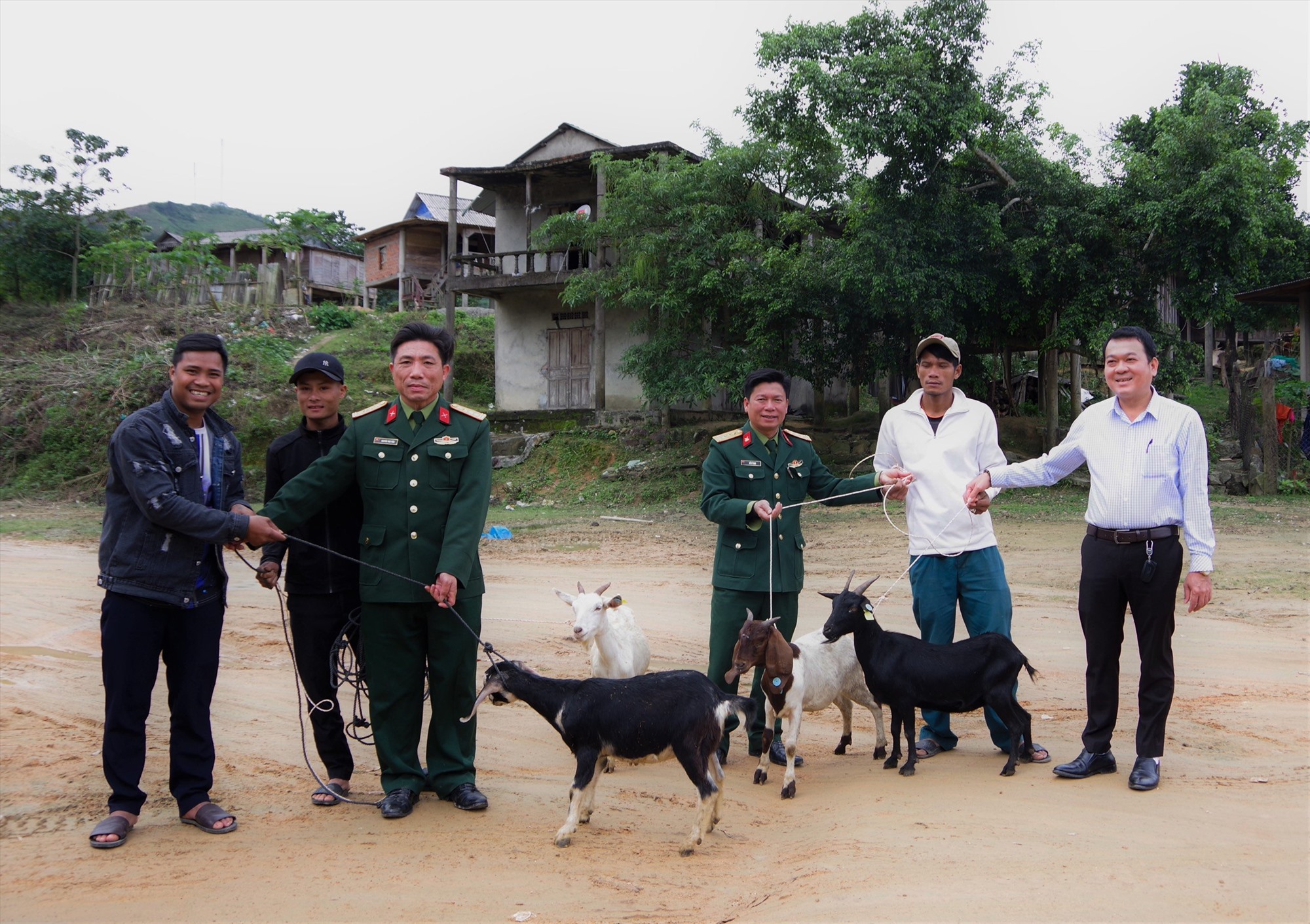 Đoàn Kinh tế - Quốc phòng 337 trao dê giống cho các hộ gia đình nghèo ở xã Hướng Phùng, huyện Hướng Hóa để tạo sinh kế vươn lên thoát nghèo- Ảnh: ĐV