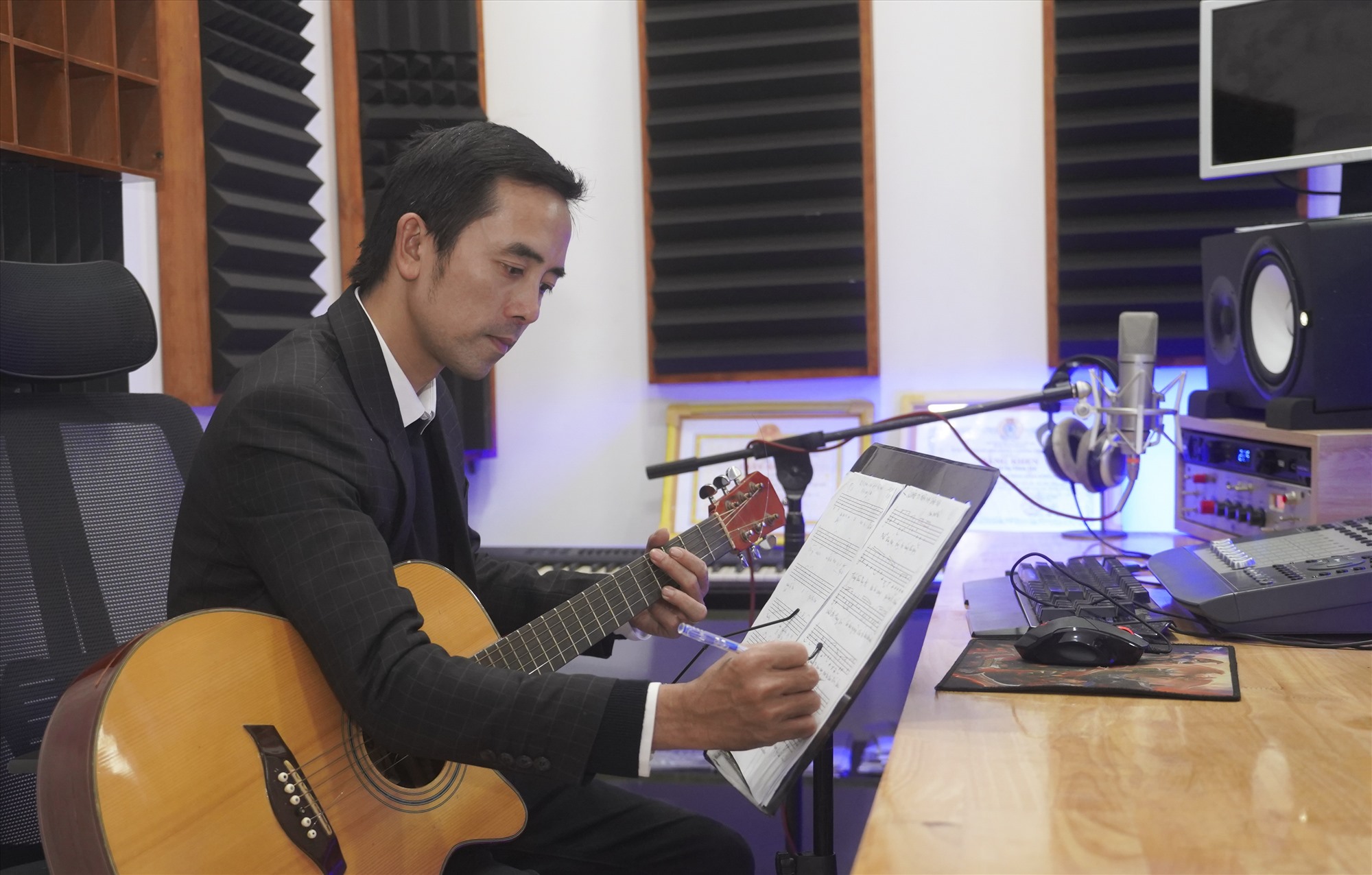 Thầy Trần Minh Hải cho ra đời những nhạc phẩm âm nhạc từ niềm đam mê và trải nghiệm của mình - Ảnh: T.L