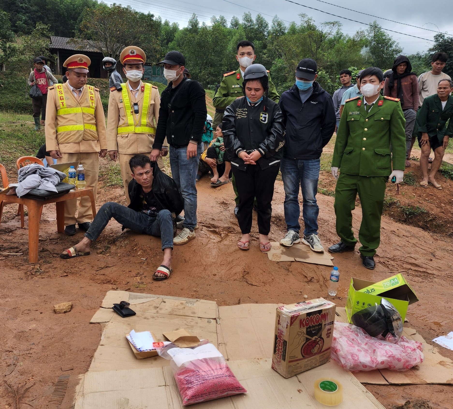 Đối tượng Nguyễn Ánh Minh và Hồ Thị Thúy Hằng bị bắt giữ cùng tang vật - Ảnh: L.T