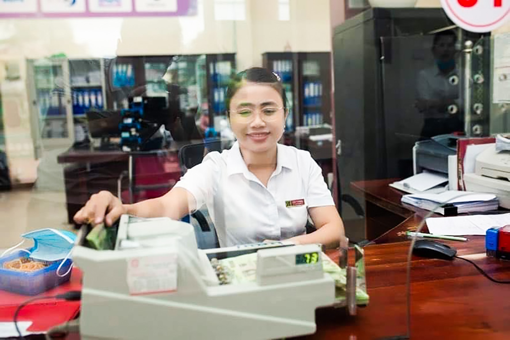 Chị Trần Thị Nhung, giao dịch viên Agribank Chi nhánh huyện Cam Lộ, tỉnh Quảng Trị -Ảnh: KIM HÙNG