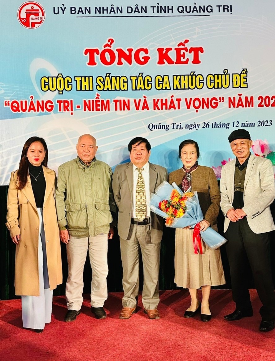 Đồng chí Nguyễn Văn Dùng (giữa) Chủ tich Hội VHNT Quảng Trị, ca sĩ Minh Loan (ngoài cùng bên trái) cùng các văn nghệ sĩ Ngọc Khuê, Ba Lan, Châu La Việt - Ảnh: T.N.V