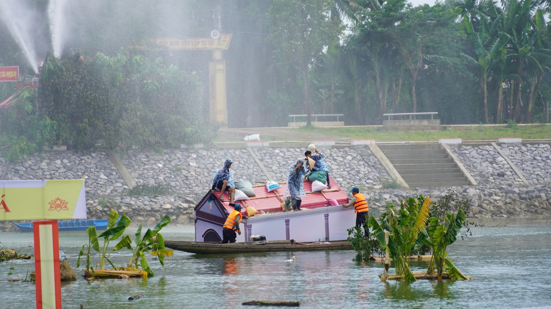 Thực binh cứu hộ, cứu nạn khu dân cư bị ngập lụt sâu - Ảnh: Lê Trường