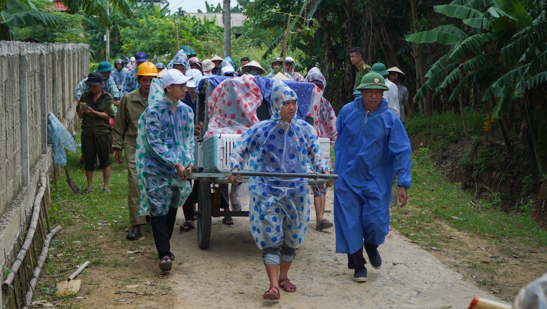 Cuộc diễn tập huy động 400 người dân tham gia thực binh - Ảnh: Lê Trường