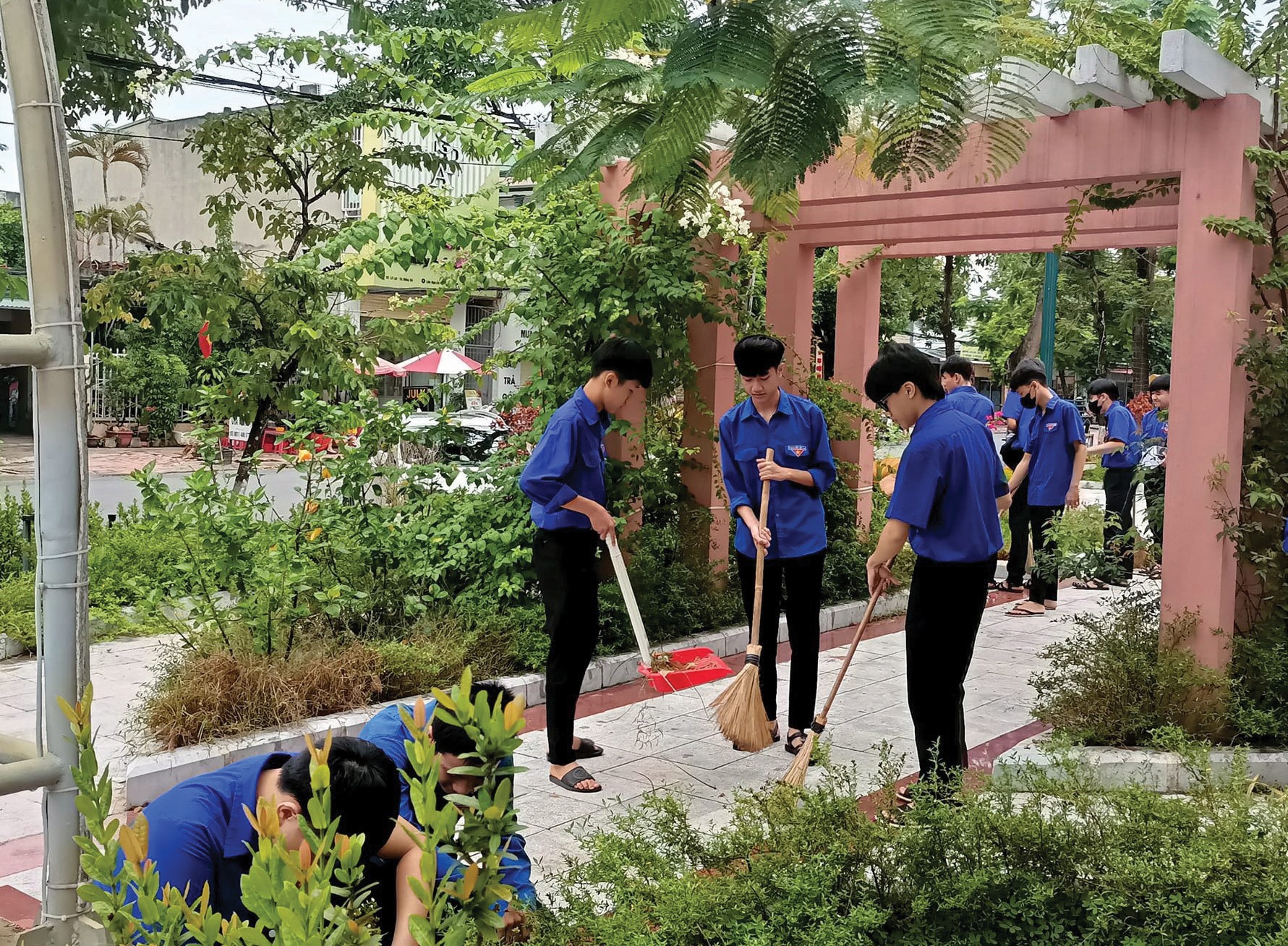 Đoàn viên, thanh niên thành phố Đông Hà ra quân dọn dẹp vệ sinh “Ngày thứ Bảy tình nguyện” hằng tháng - Ảnh: L.T