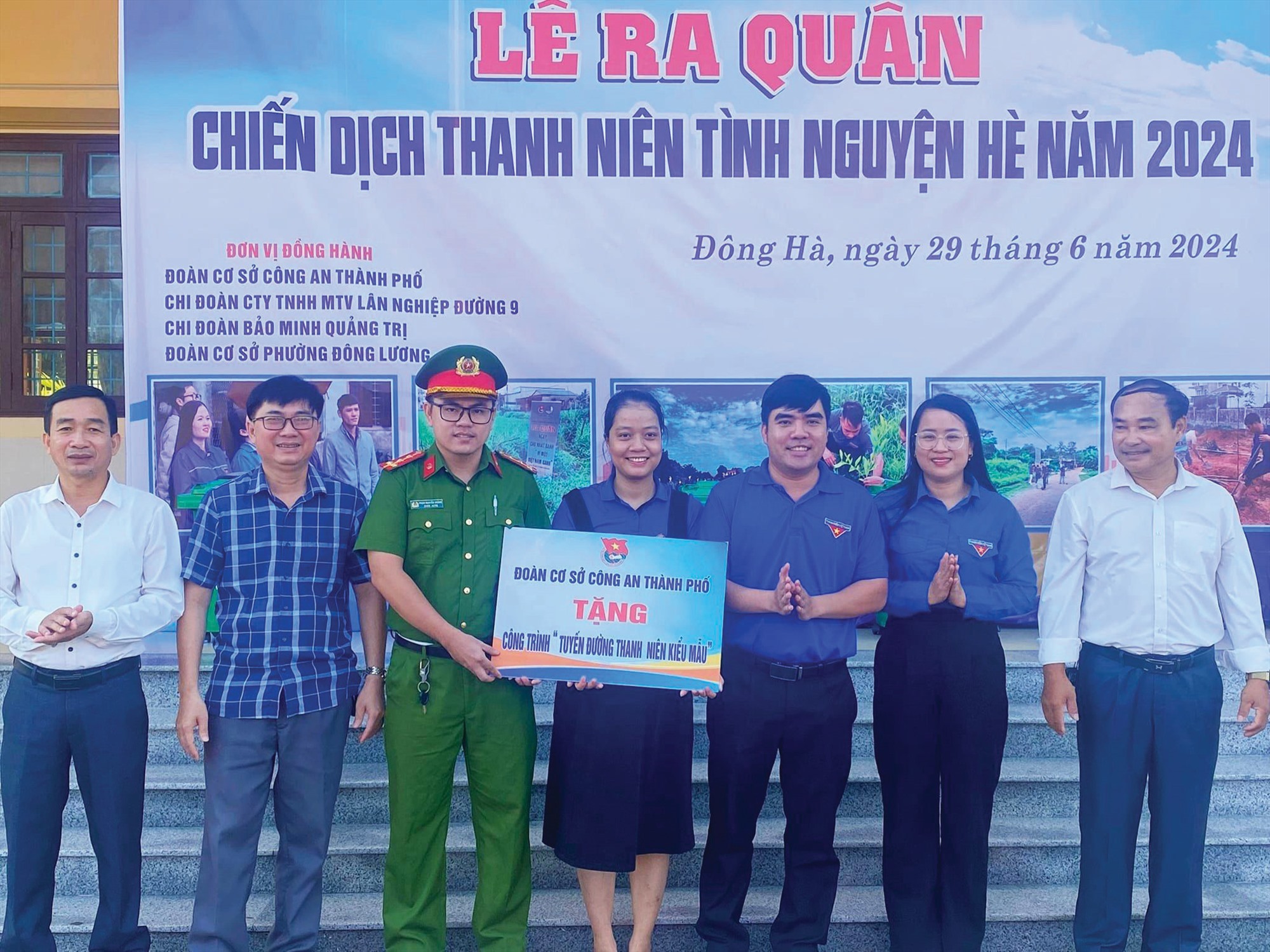 Thành đoàn Đông Hà tặng công trình “Tuyến đường thanh niên kiểu mẫu” cho phường Đông Lương tại Lễ ra quân Chiến dịch Thanh niên tình nguyện hè năm 2024 -Ảnh: L.T