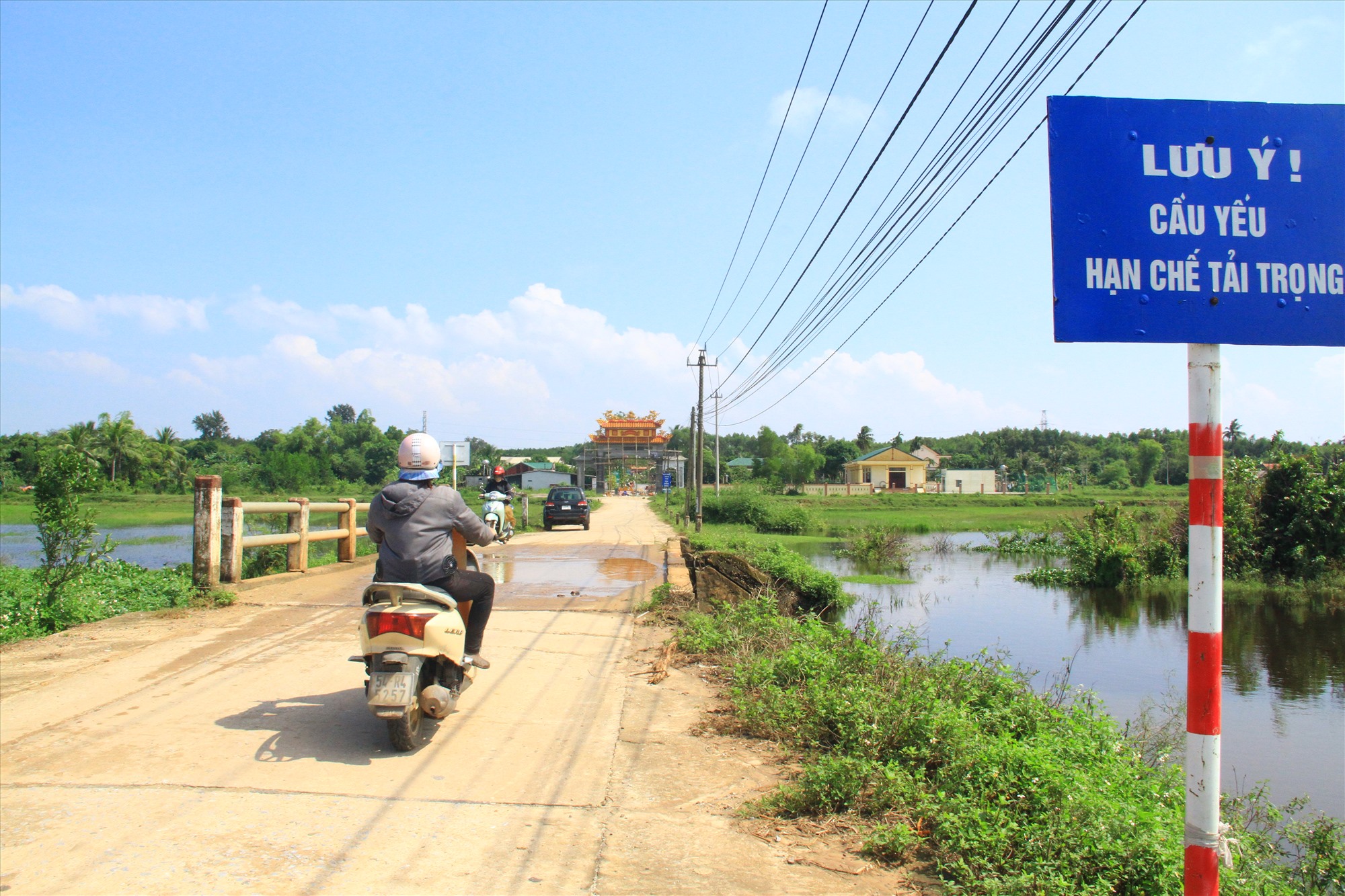 Cầu giữa thôn Trường Kỳ (xã Vĩnh Tú, huyện Vĩnh Linh, tỉnh Quảng Trị) bị hư hỏng, xuống cấp nhiều năm nay và có nguy cơ bị sập- Ảnh: Q.H