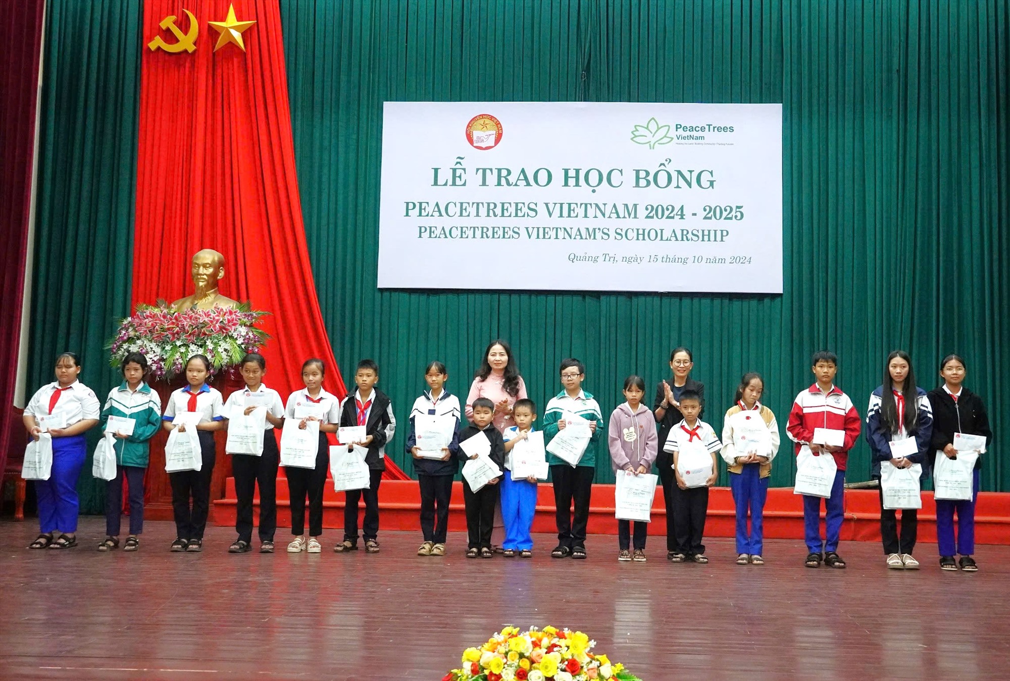 Trao học bổng PeaceTrees VietNam cho các em học sinh, sinh viên nghèo hiếu học - Ảnh: S.H