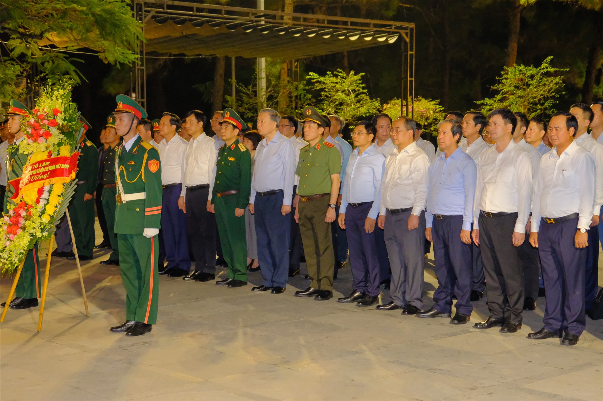 Tổng Bí thư, Chủ tịch nước Tô Lâm và các thành viên đoàn công tác dâng hoa tại Nghĩa trang Liệt sĩ quốc gia Trường Sơn - Ảnh: Trần Tuyền