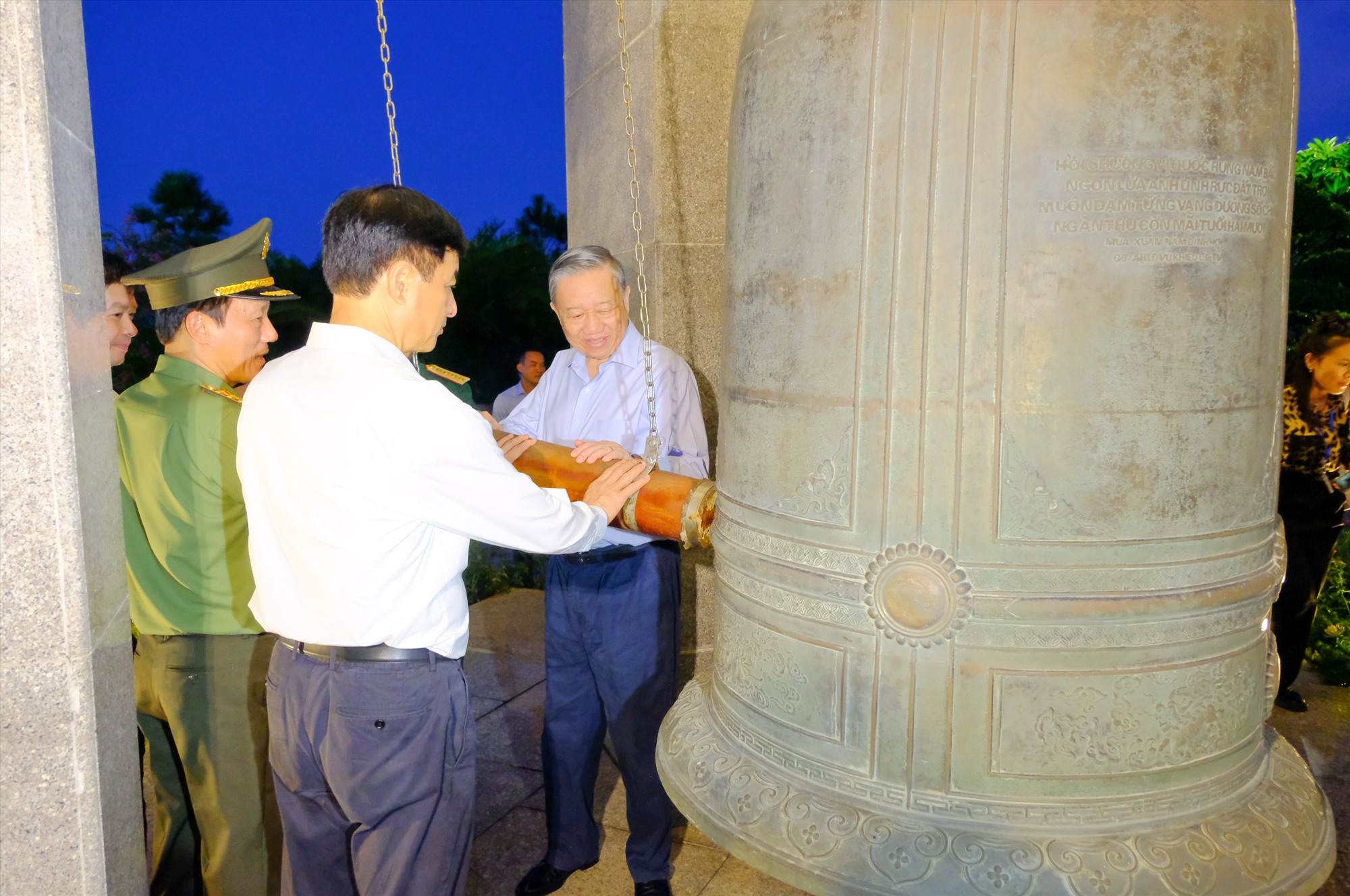 Tổng Bí thư, Chủ tịch nước Tô Lâm thỉnh chuông tại Nghĩa trang Liệt sĩ quốc gia Đường 9 - Ảnh: Trần Tuyền