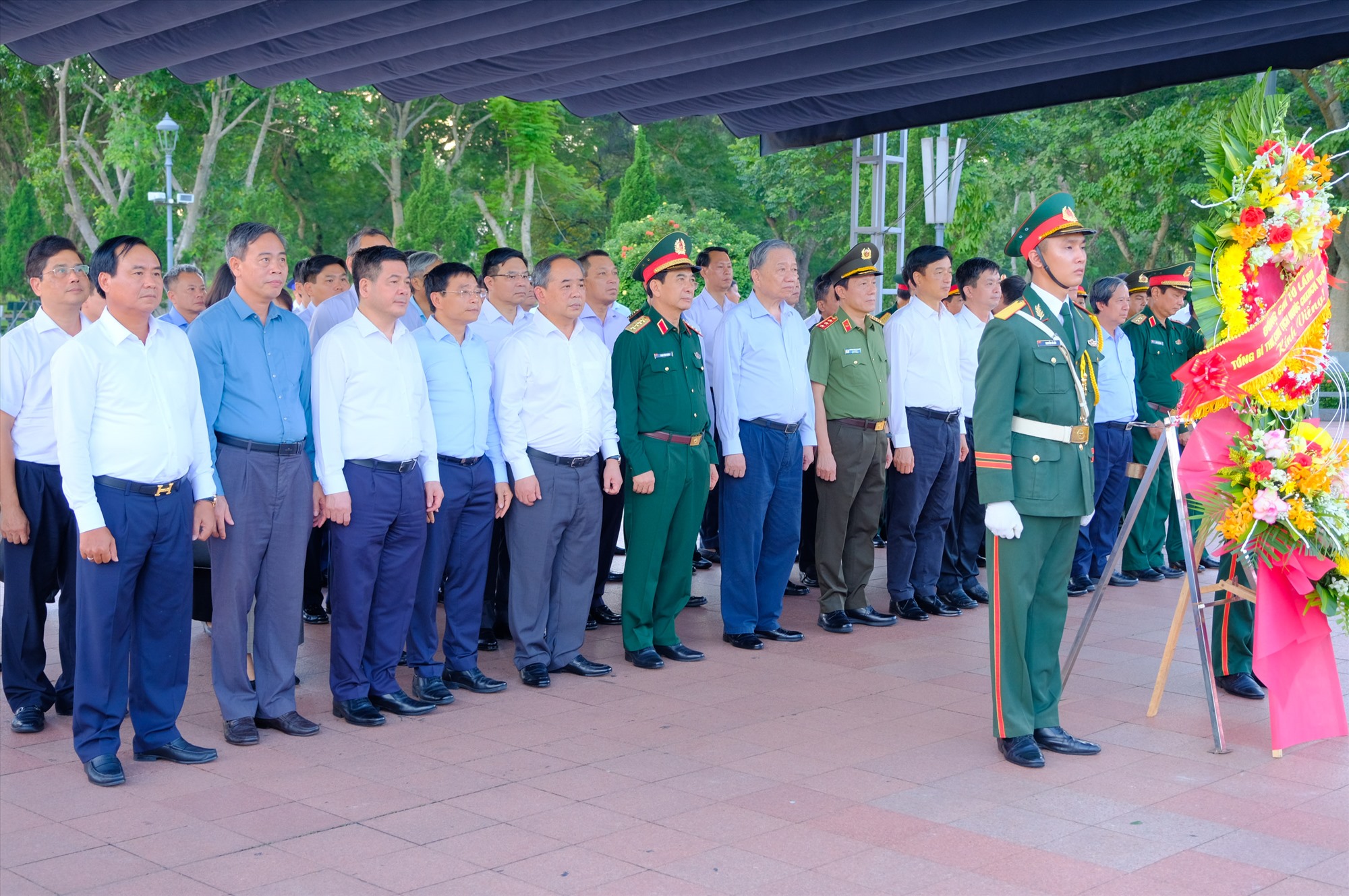 Tổng Bí thư, Chủ tịch nước Tô Lâm cùng các thành viên trong đoàn dâng hoa tại Thành Cổ Quảng Trị - Ảnh: Trần Tuyền