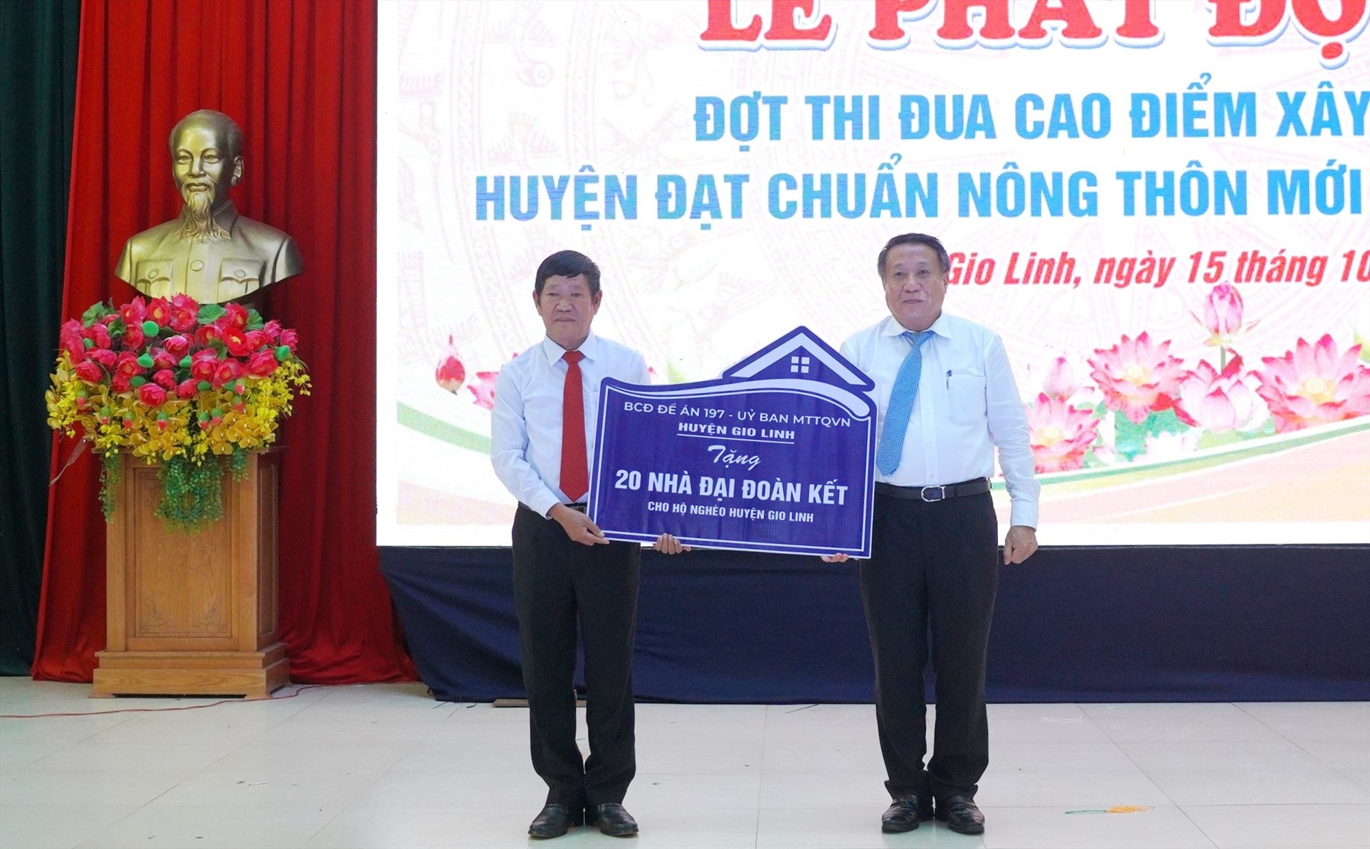 Ủy ban MTTQ Việt Nam tỉnh phối hợp với huyện Gio Linh trao 20 nhà Đại đoàn kết cho các hộ dân có hoàn cảnh đặc biệt khó khăn tại xã Linh Trường-Ảnh: Tiến Nhất