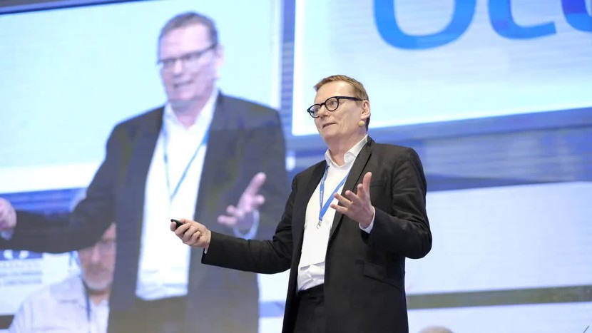 Nhà kinh tế học người Anh James A. Robinson, giáo sư của Đại học Chicago, phát biểu trong bài thuyết trình của mình tại Đại hội Camacol 2018 vào ngày 8/6/2018 tại Cartagena, Colombia. Ảnh: Getty Images