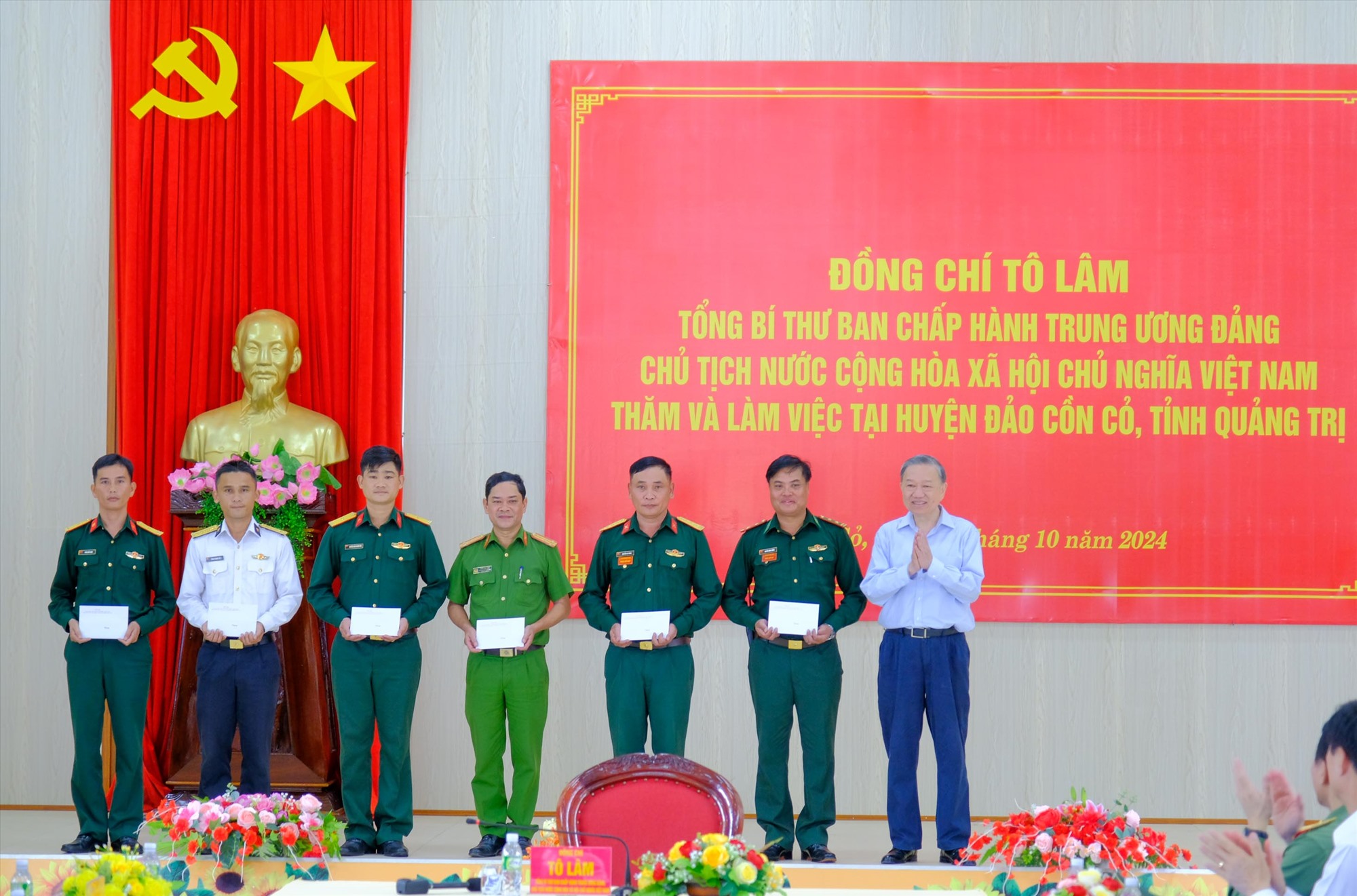 Tổng Bí thư, Chủ tịch nước Tô Lâm tặng quà động viên lực lượng vũ trang huyện đảo Cồn Cỏ - Ảnh: Trần Tuyền