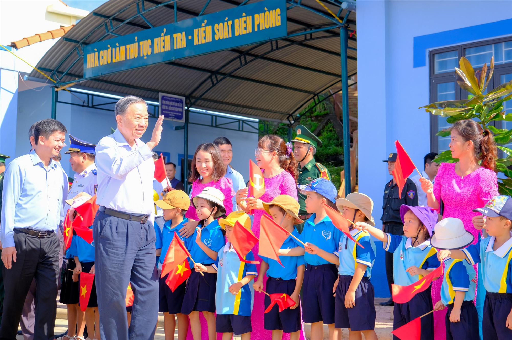 Tổng Bí thư, Chủ tịch nước Tô Lâm với cô và trò đảo Cồn Cỏ - Ảnh: Trần Tuyền