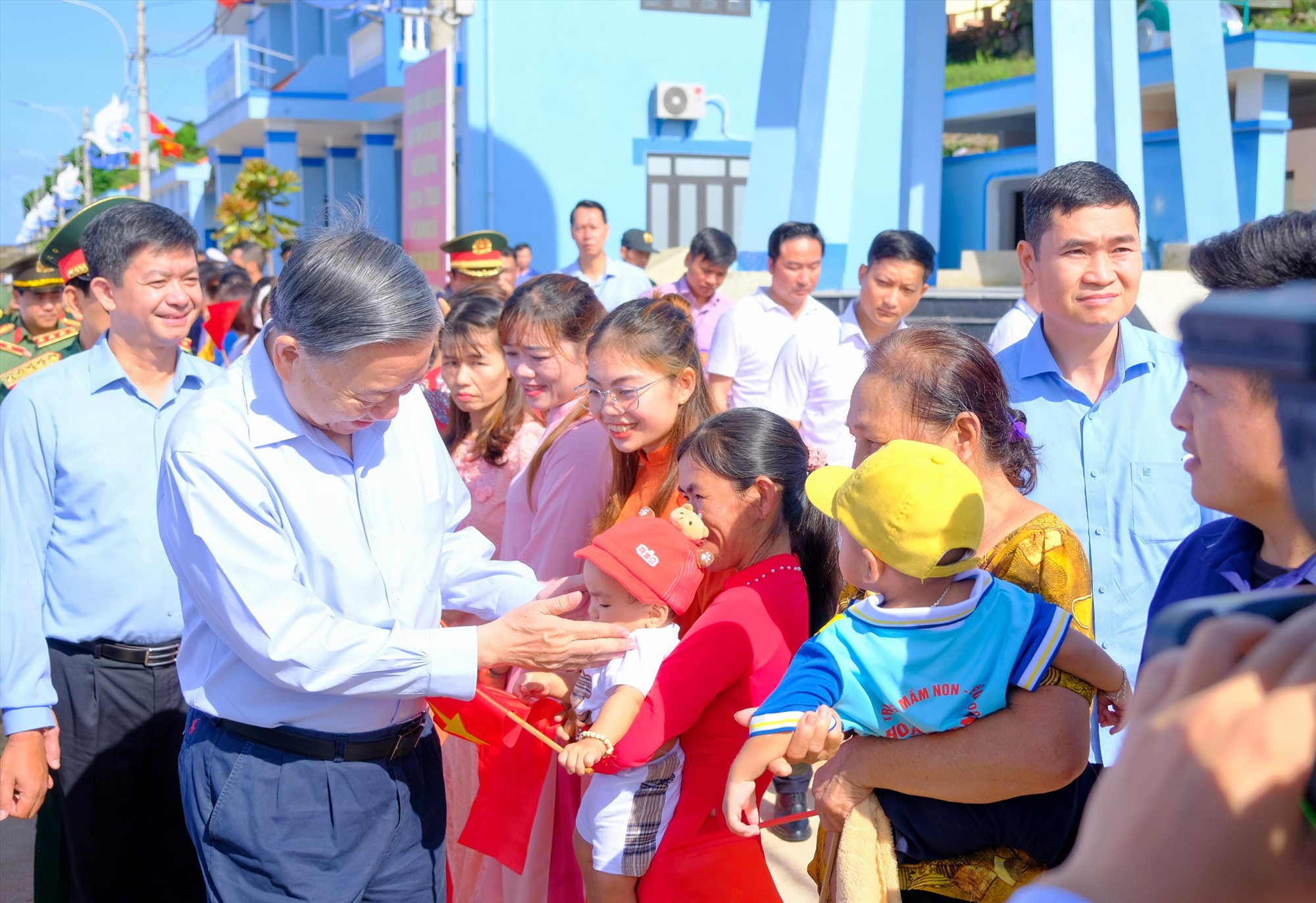 Tổng Bí thư, Chủ tịch nước Tô Lâm trò chuyện, động viên Nhân dân huyện đảo Cồn Cỏ - Ảnh: Trần Tuyền